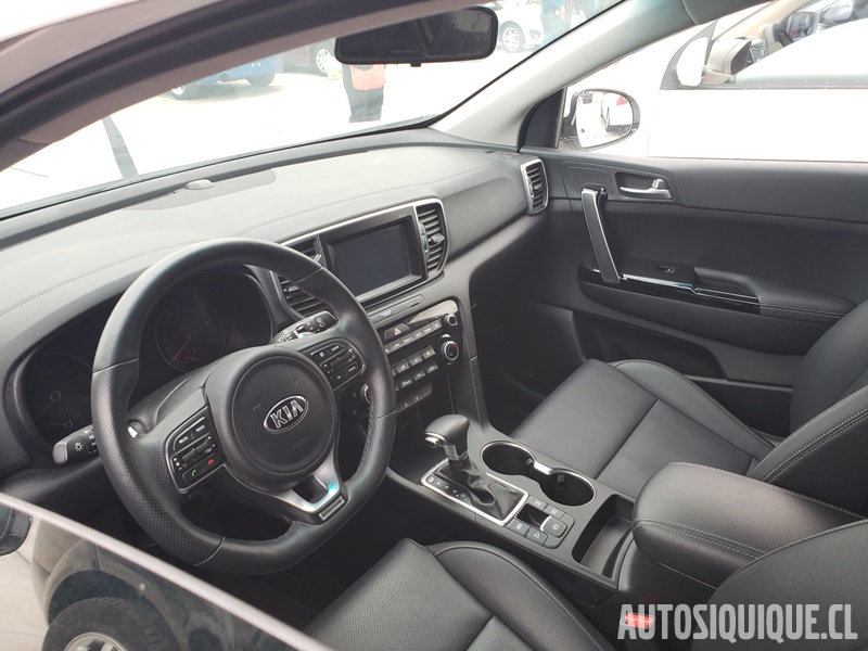 Archivo:Kia Sportage 4 KDM interior.jpeg