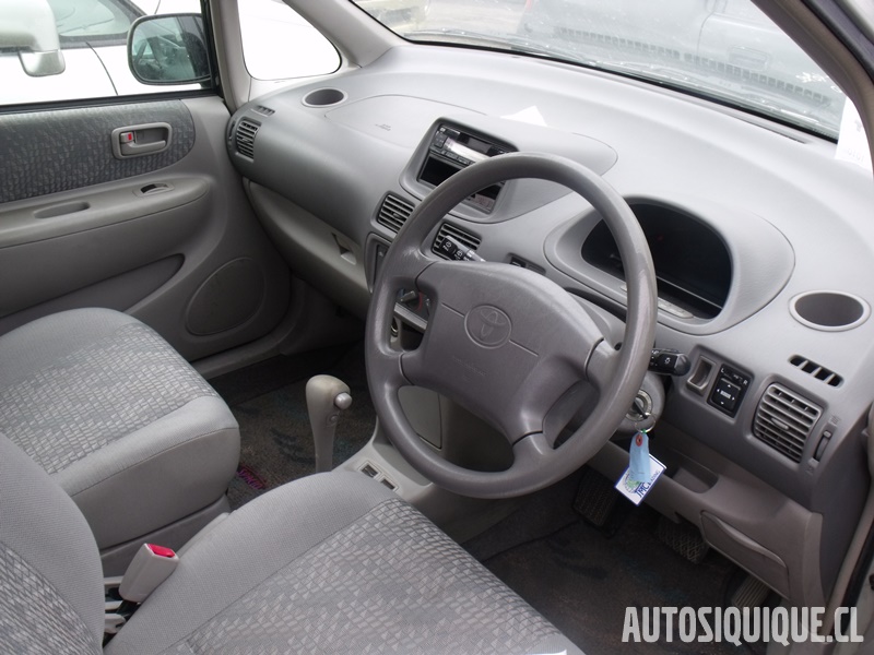 Archivo:Toyota Corolla Spacio 1 04-1999 - 05-2001 interior.jpeg