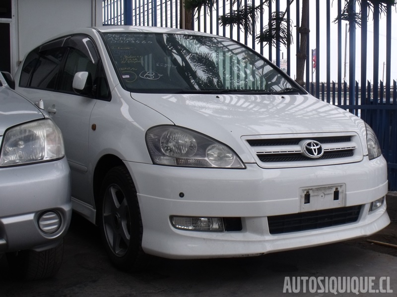 Archivo:Toyota Ipsum 2da frontal tipo 240S 05-2001 - 10-2003.jpeg