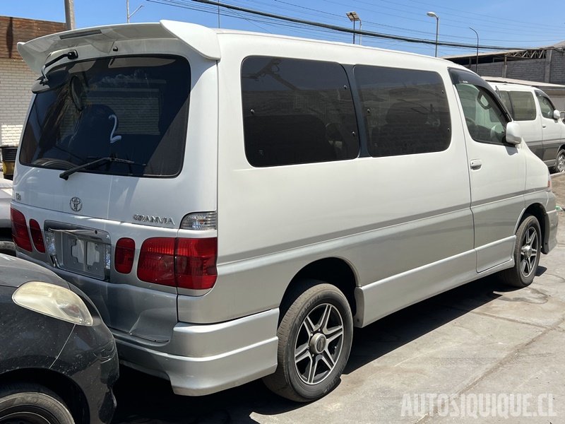 Archivo:Toyota Granvia "AERO SPORTS VERSION" 08-1999 y 04-2000 - 05-2002 posterior.jpeg