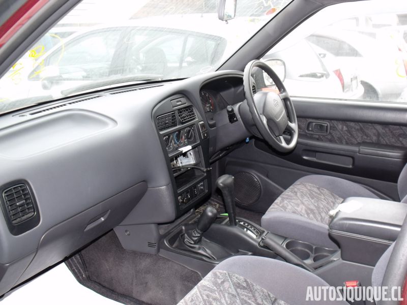 Archivo:Nissan Terrano 2 09-1995 - 02-1999 INTERIOR.jpeg