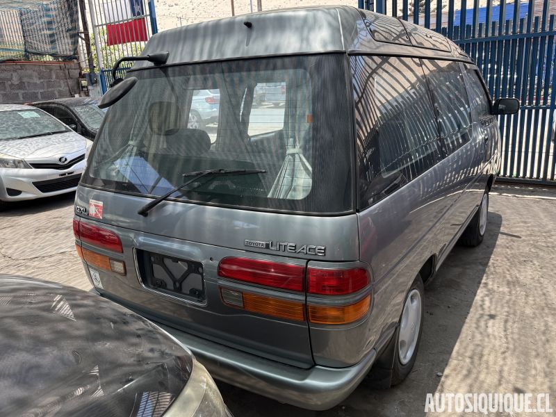 Archivo:Lite Ace Wagon 4 REAR.jpeg
