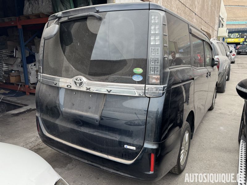 Archivo:Toyota Voxy 3 01-2014 - 07-2017 rear.jpeg