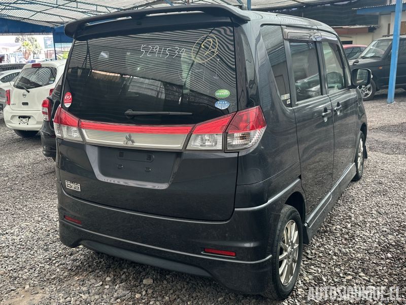 Archivo:MMC Delica D2 03-2011 - 12-2013 REAR.jpeg