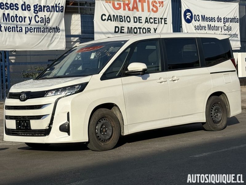 Archivo:Toyota Noah 4 01-2022.jpeg
