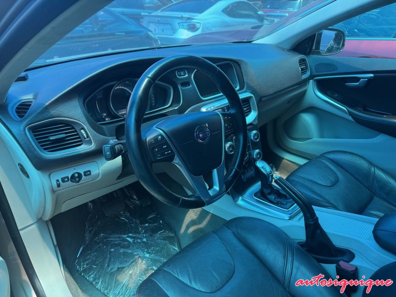 Archivo:Volvo V40 2da JDM T4 02-2013 - 07-2016 INTERIOR LHD CONV.jpeg