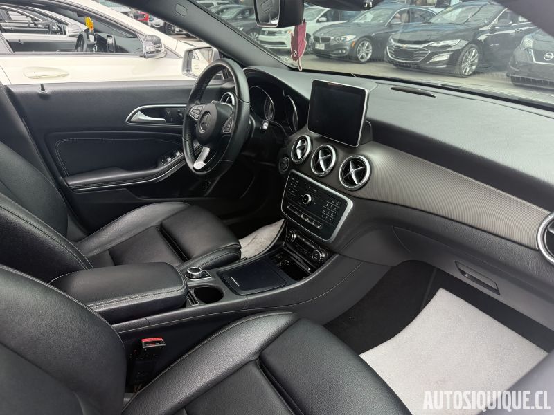 Archivo:Mercedes C117 01-2014 - 09-2016 interior.jpeg