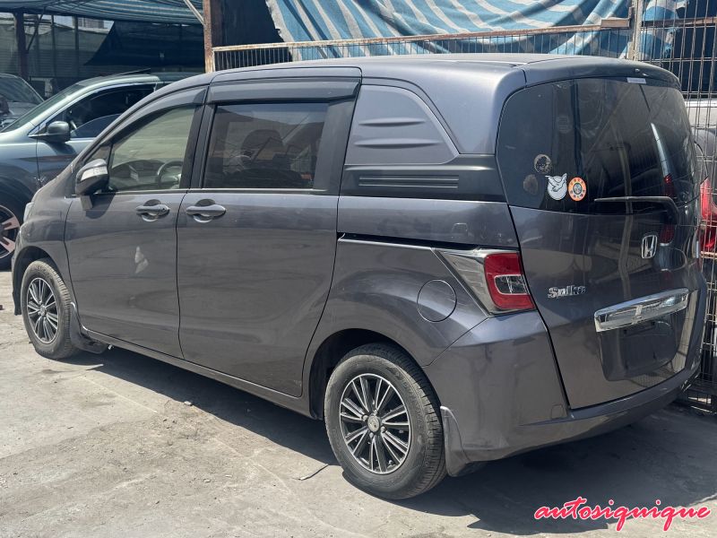 Archivo:Honda Freed Spike 04-2014 - 09-2016 REAR.jpeg