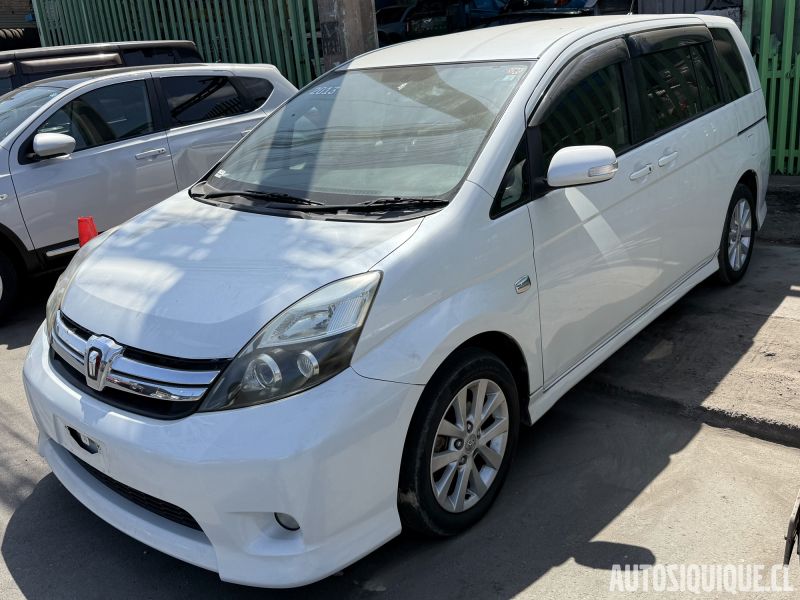 Archivo:Toyota ISIS PLATANA 06-2011 - 12-2017.jpeg