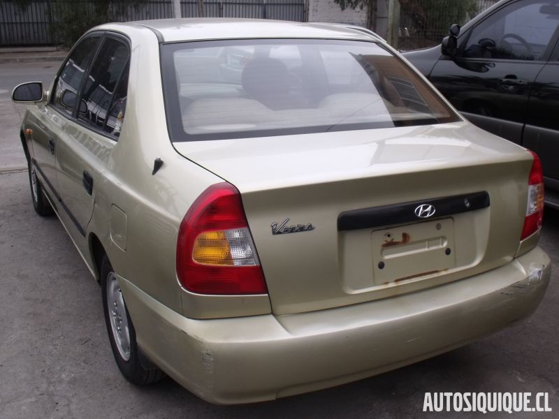 Archivo:Hyundai Verna 1 06-1999 - 07-2002 REAR.jpeg
