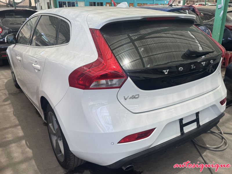 Archivo:Volvo V40 2da JDM T4 02-2013 - 07-2016 REAR.jpeg