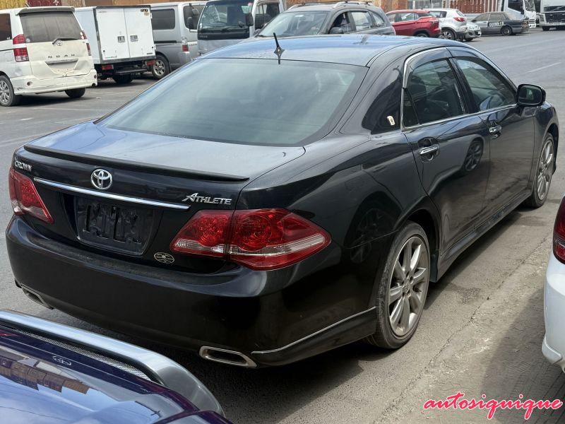 Archivo:Toyota Crown Athlete 02-2008 - 02-2010 REAR.jpeg