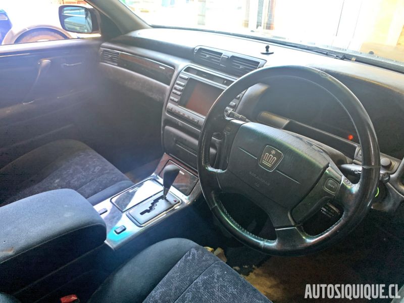 Archivo:Toyota Crown 11 08-2001 - 12-2003 interior.jpeg