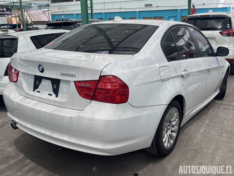 Archivo:BMW E90 SEDAN 10-2008 - 01-2012 REAR.jpeg
