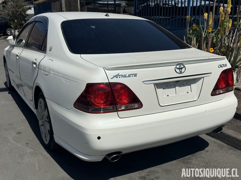 Archivo:Toyota Crown Athlete 12va gen REAR.jpeg