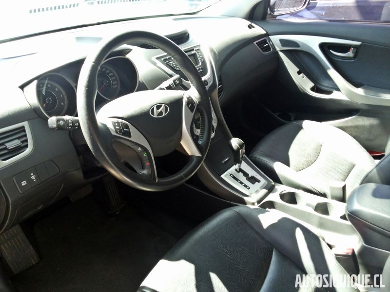 Archivo:Hyundai Avante 4 08-2010 - 08-2013 INTERIOR.jpeg