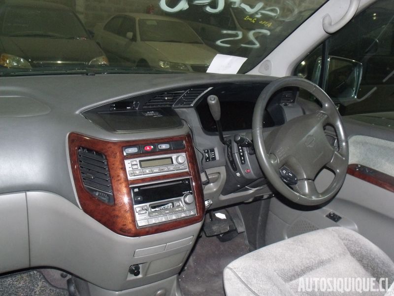 Archivo:Nissan Elgrand 1st 08-2000 - 05-2002 INTERIOR.jpeg