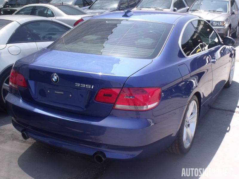 Archivo:BMW E90 COUPE USDM MY2007 - 2010 rear.jpeg