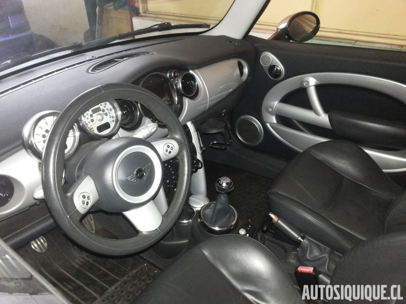 Archivo:Mini Hatch 1 USDM MY2005 - 2008 INTERIOR.jpeg