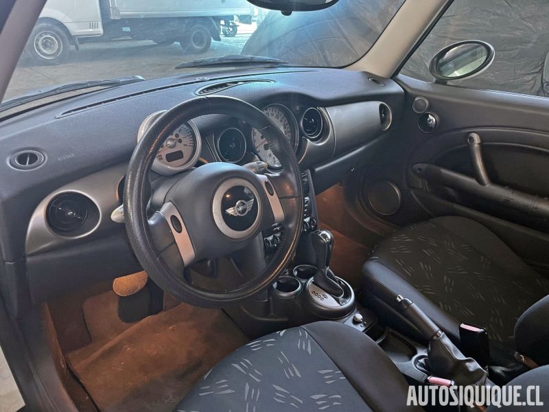 Archivo:Mini Hatch 1 JDM 09-2004 - 2008 INTERIOR LHD CONV.jpeg