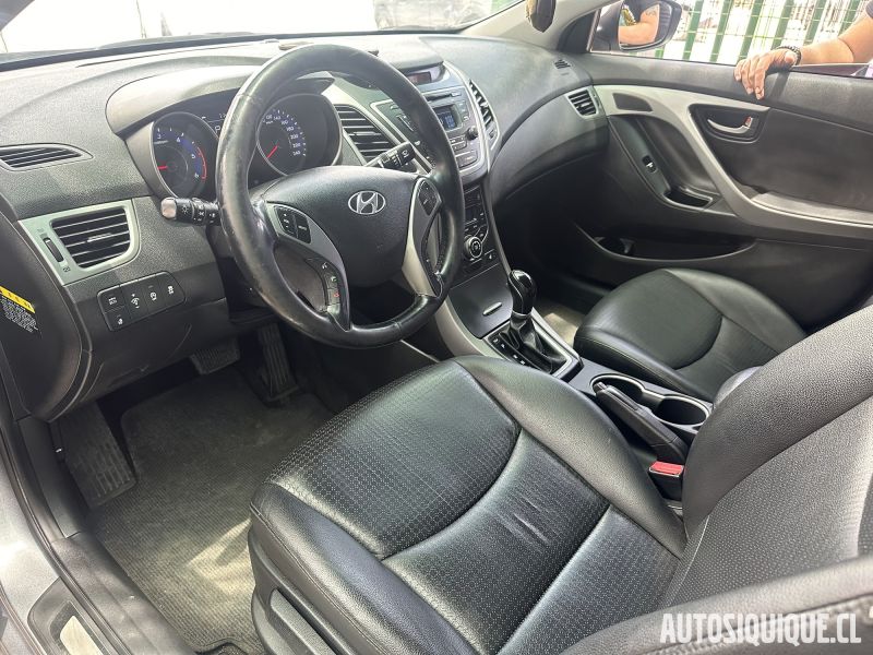 Archivo:Hyundai Avante 4 08-2013 - 09-2015 INTERIOR.jpeg