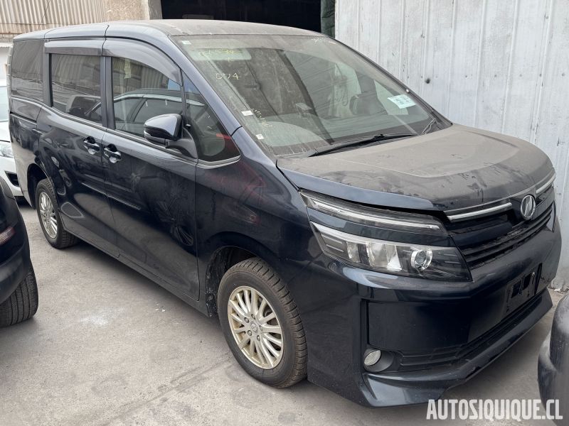 Archivo:Toyota Voxy 3 01-2014 - 07-2017 FRONT.jpeg