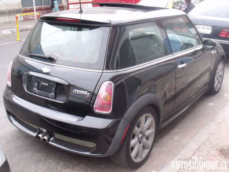 Archivo:Mini Hatch 1 USDM COOPER S MY2002 - 2004 REAR.jpeg