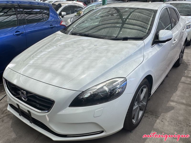 Archivo:Volvo V40 2da JDM T4 02-2013 - 07-2016.jpeg