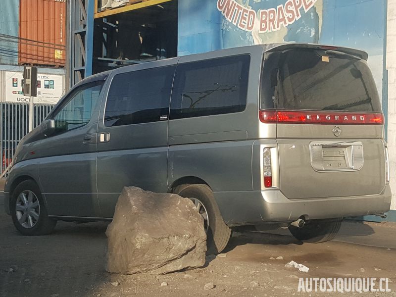 Archivo:Nissan Elgrand 2nd 05-2002 - 08-2004 REAR.jpeg
