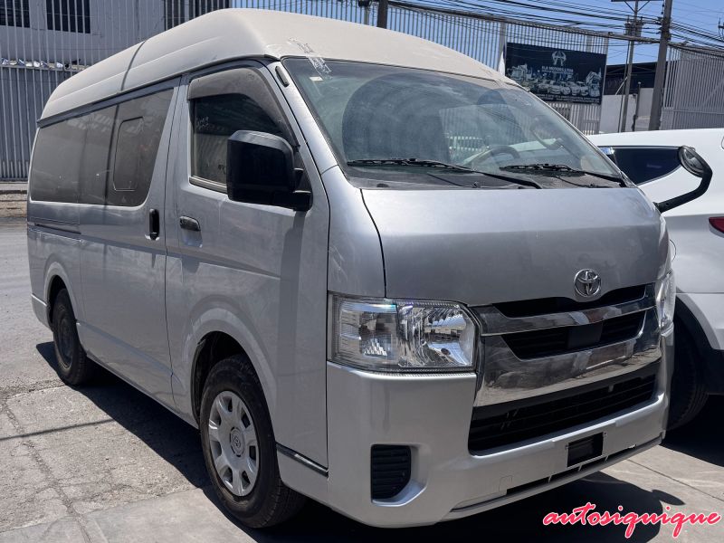 Archivo:Toyota Hiace Van 5 HIGH ROOF 05-2020.jpeg