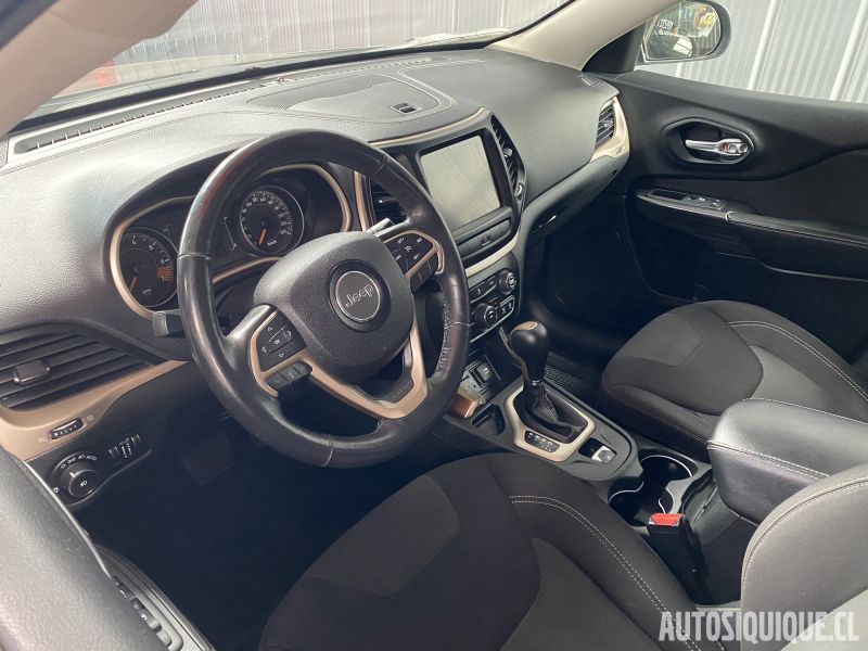 Archivo:Jeep Cherokee KL USDM interior.jpeg