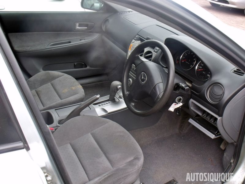 Archivo:Mazda Atenza 1 05-2002 - 06-2005 INTERIOR.jpeg
