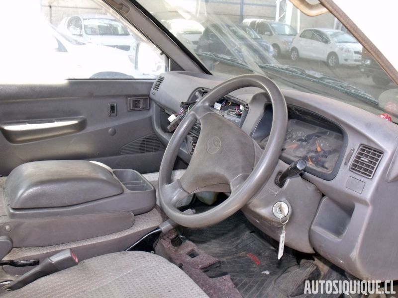 Archivo:Toyota Lite Ace Truck 4 Interior sin airbag 06-1999 - 07-2002.jpeg