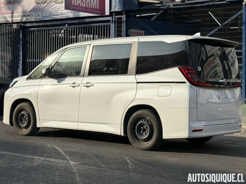 Archivo:Toyota Noah 4 01-2022 REAR.jpeg