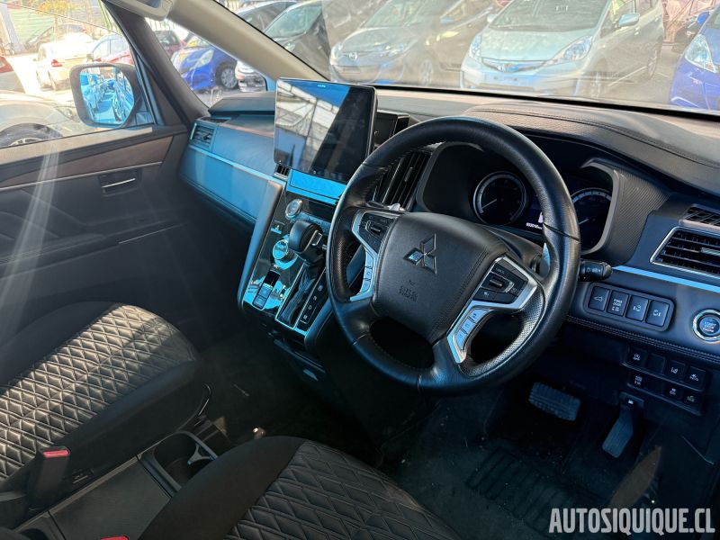Archivo:Delica D5 02-2019 DIESEL INTERIOR.jpeg
