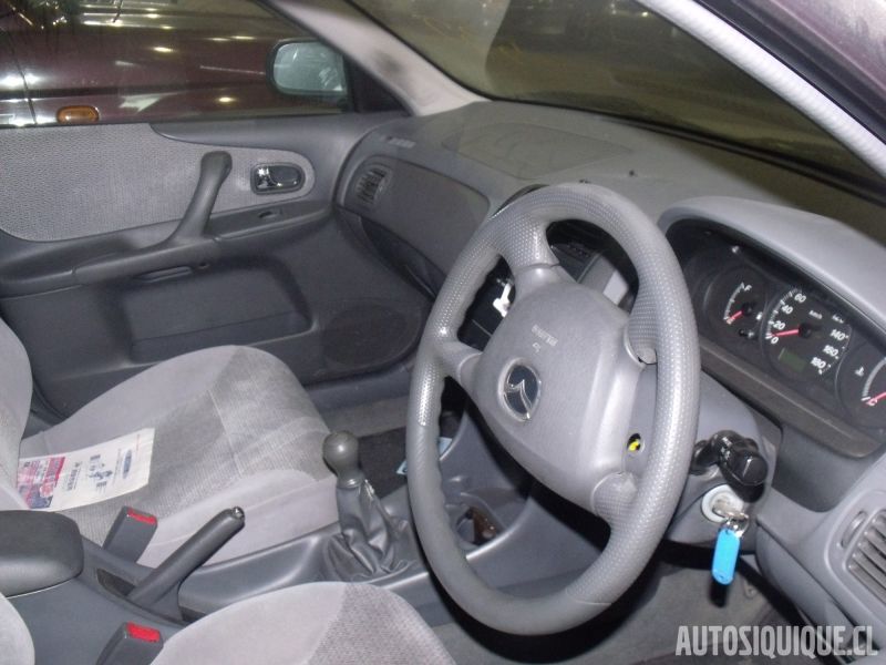 Archivo:Mazda Familia 9 10-2000 - 04-2004 INTERIOR.jpeg