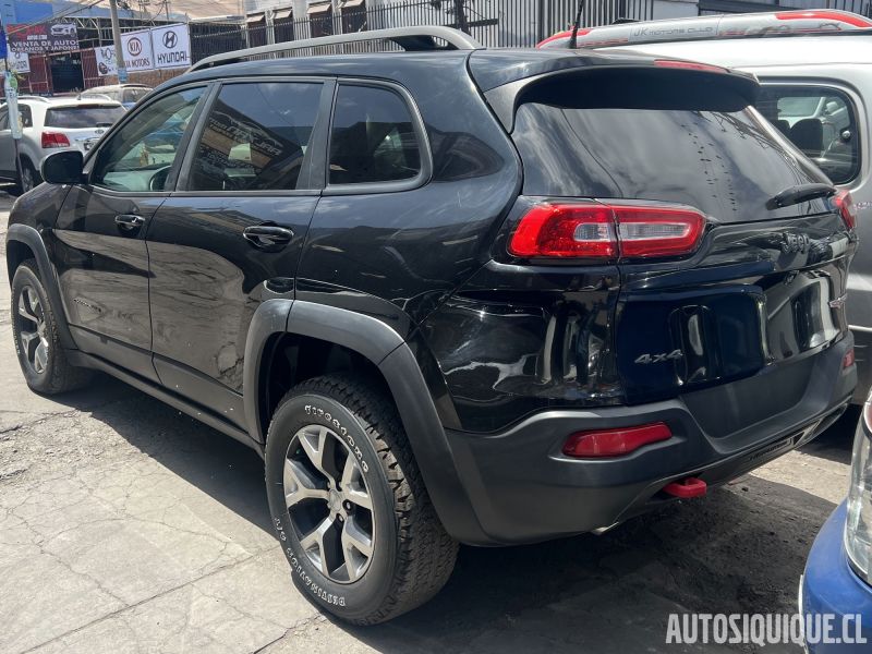 Archivo:Jeep Cherokee KL USDM MY2014 - 2018 TRAILHAWK rear.jpeg