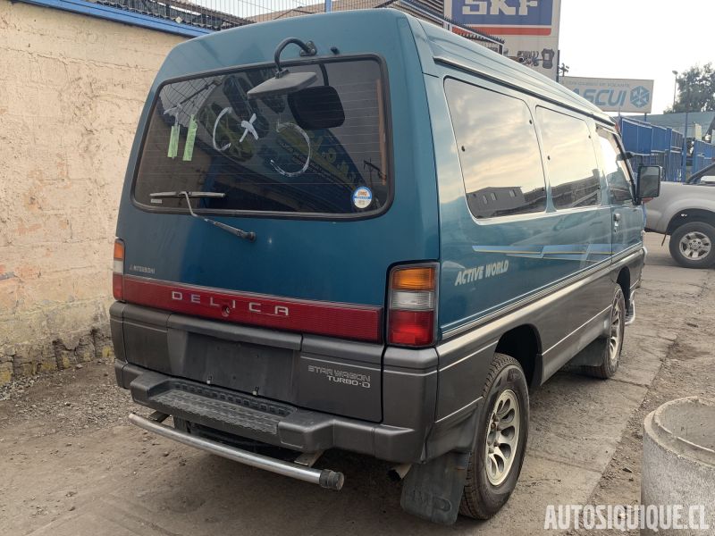Archivo:Delica Star Wagon ACTIVE WORLD 04-1997 REAR.jpeg