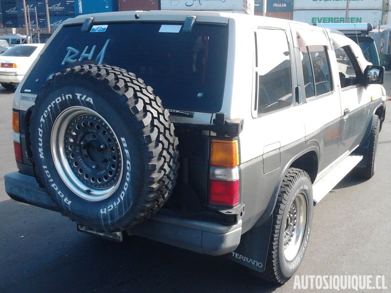 Archivo:Nissan Terrano 1 5 door 10-1989 - 01-1993 REAR.jpeg